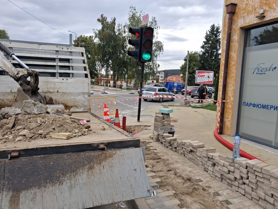 Услуги строителна техника багери самосвали. Строителни дейности, ремон