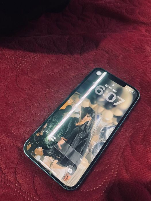 iPhone 13 128GB DEFECT .Funcțional. Ecran & spate sparte