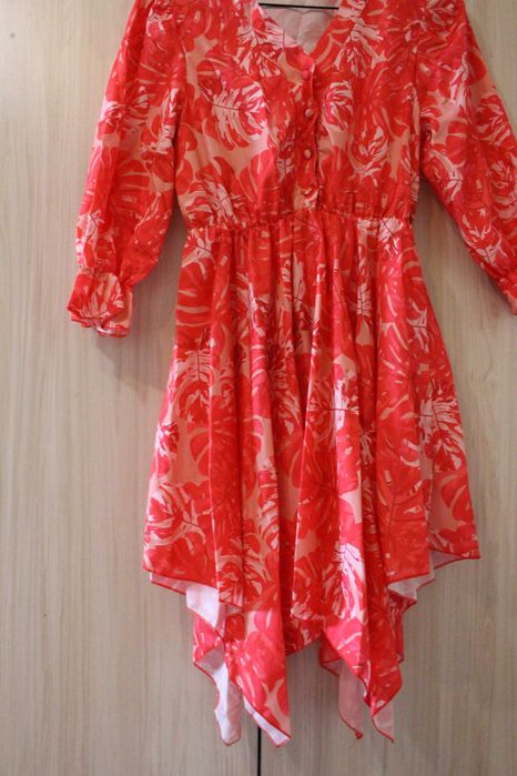 Розова рокля с асиметричен, заострен подгъв