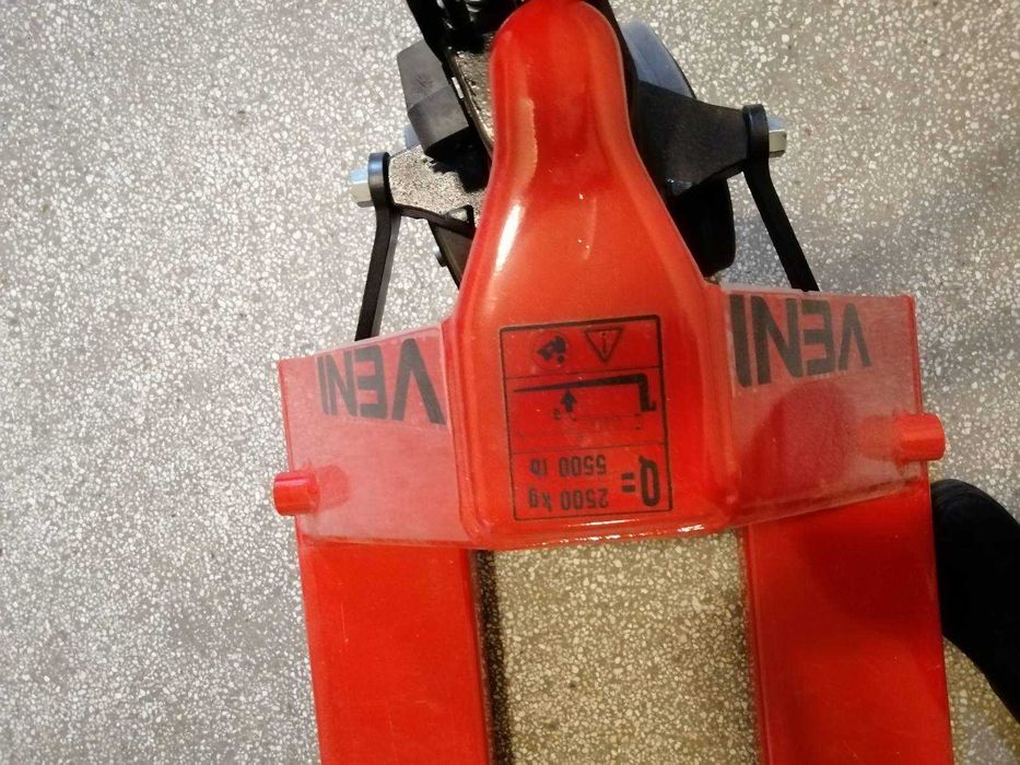 Палетна количка с къси вилици