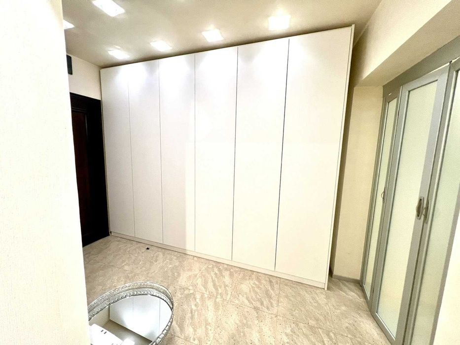 Дава се под наем Тристаен апартамент в София, Красно село - 100 кв.м за 518.67 € - Снимка #2
