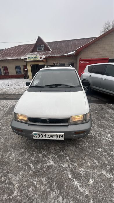 Mitsubishi Space Wagon 1993 год
