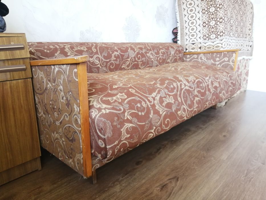 Divan sotiladi yog'ochdan