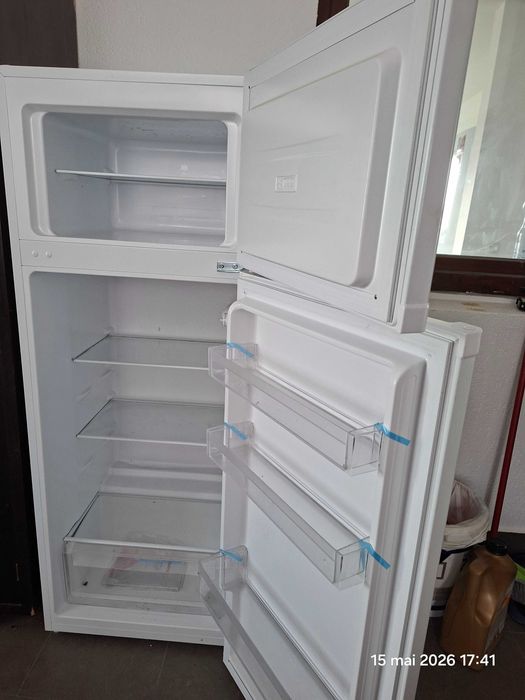 Vanzare frigider cu congelator vortex, pat matrimonial si canapea extensibila