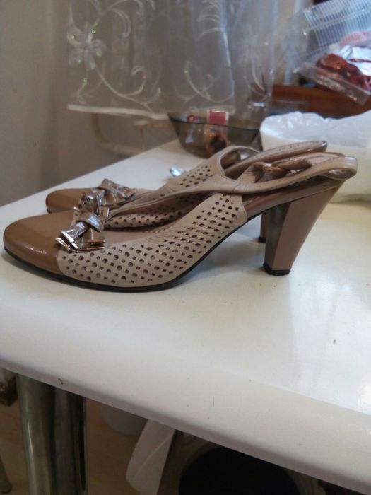 Кожаные босоножки