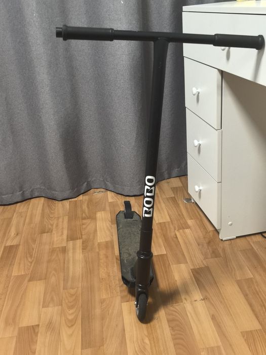 Продам отличный трюковой самокат BOBO в строгом матовом черном цвете.