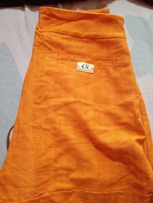 Vând pantaloni scurți originali