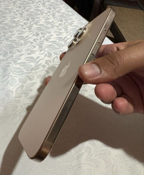 Iphone 16 pro Gold ideal