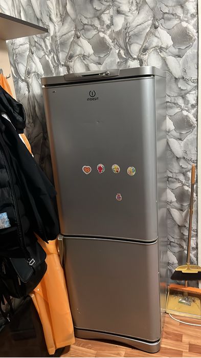 Холодильник INDESIT