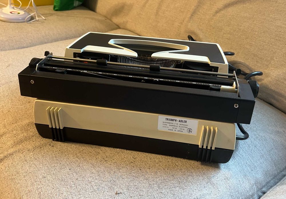 Masina de scris electrica mecanica Triumph Gabriele 2300