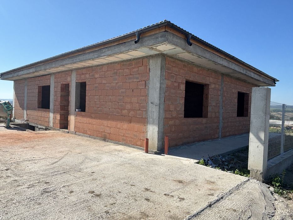 Vand casa la rosu