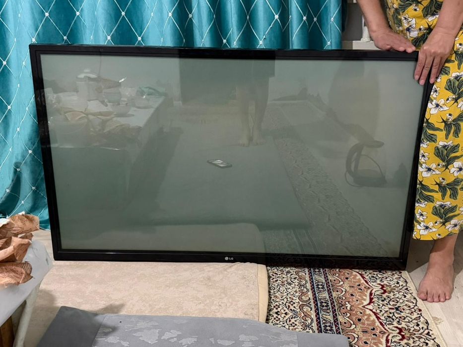 Телевизор LG хорошем состаяние