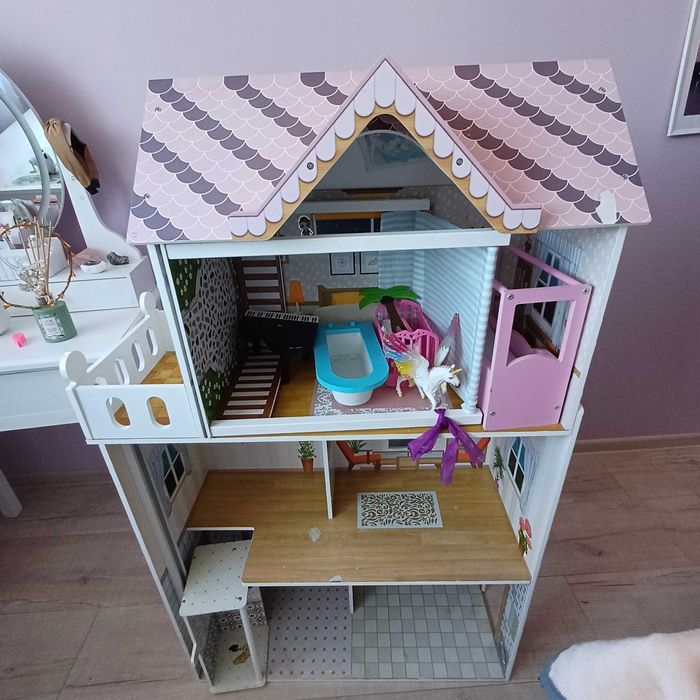 Детска дъвена къща за кукли