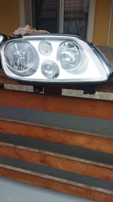 Vând faruri Vw Turan/Fata dreapta/Stanga!!