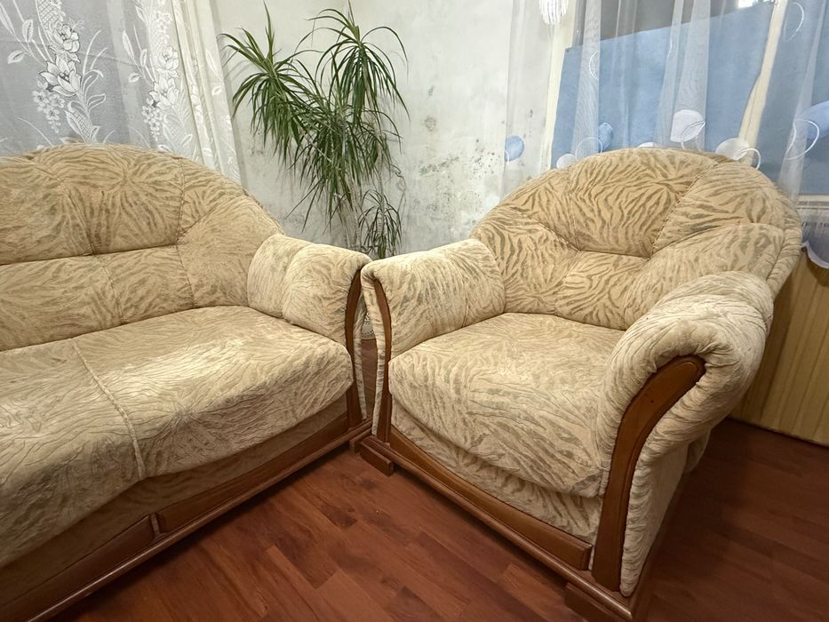 СПЕШНО! Комплект дивани с фотьойли и табуретки – Кубратово