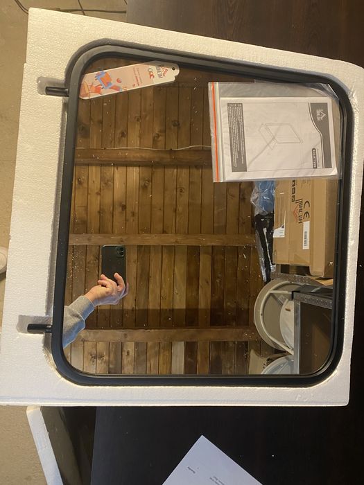 Стенно огледало с дървен рафт 55х55