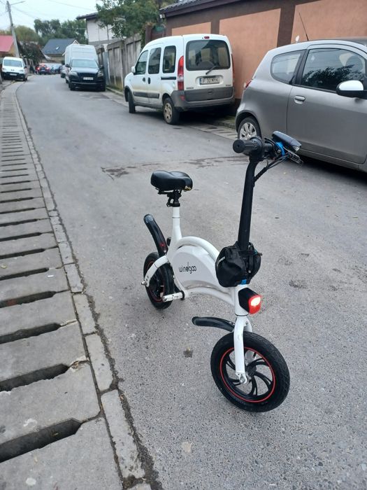 Vând scuter mini electric în stare foarte bună sau la schimb cu altceva sunt în Chitila Ilfov mai multe etaje la număr de telefon 0775276526