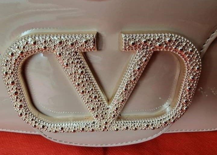 Geanta nude Valentino, logo metalic, saculet, etichetă