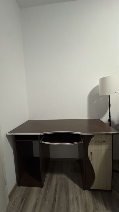 Birou mare cu spatiu depozitare