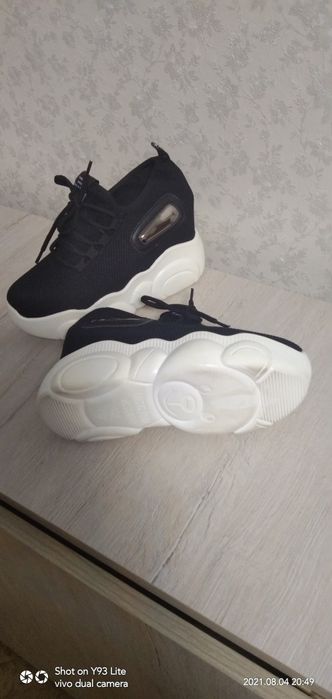 Кроссовки срочно