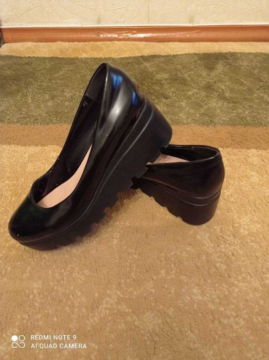 Кроссовки и туфли для девушек