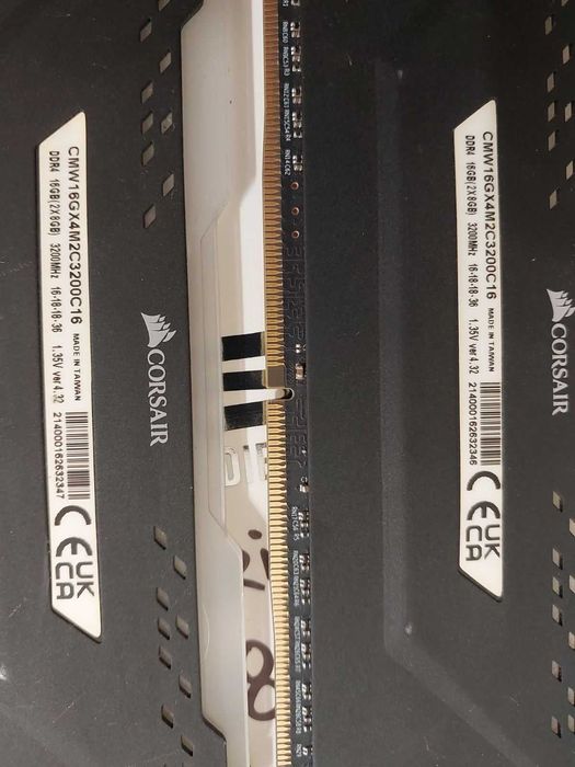 16GB DDR4 3200Mhz CL16 - Corsair Vengance RGB PRO