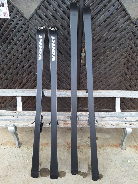 Продавам ски и щеки.