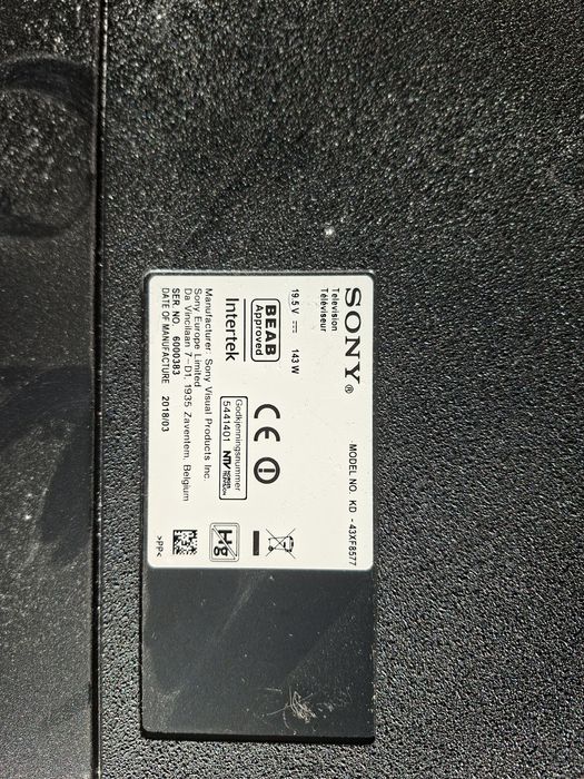 Телевизор Sony MODEL NO. KD - 43XF8577 със спукан дисплей -за части