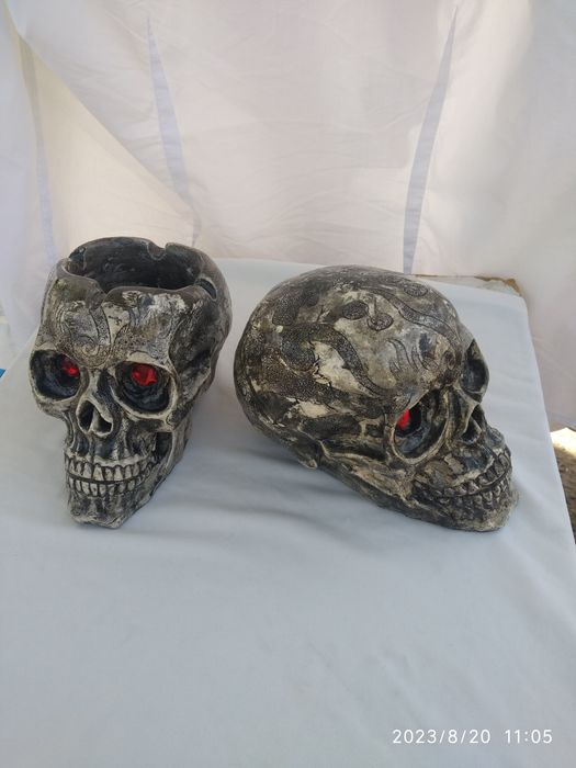 Череп пепельница изготовлен из гипса