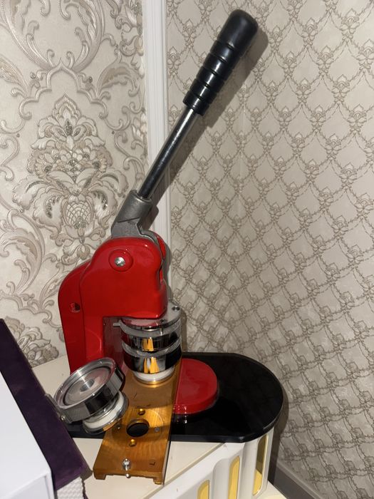 Аппарат для изготовления значков