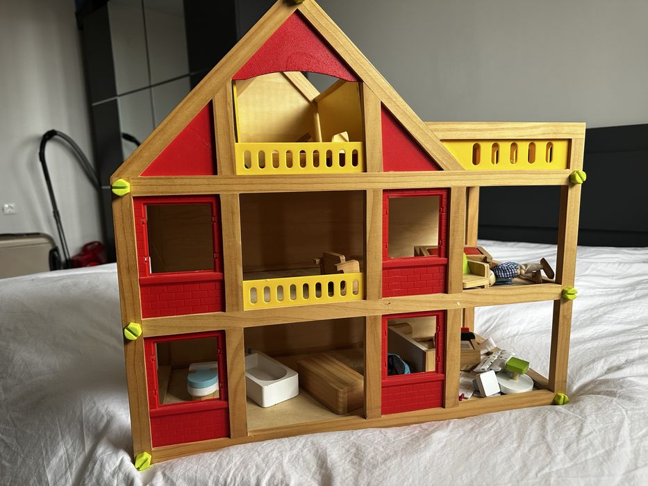 Дървена къща за кукли
