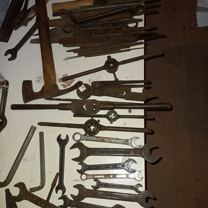 Стари инструменти гледа чукове брадвички пили и други неща