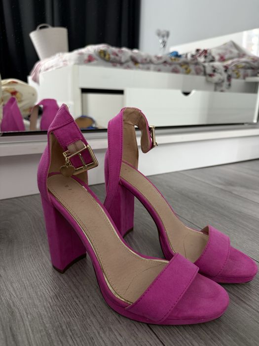 Sandale roz fucsia