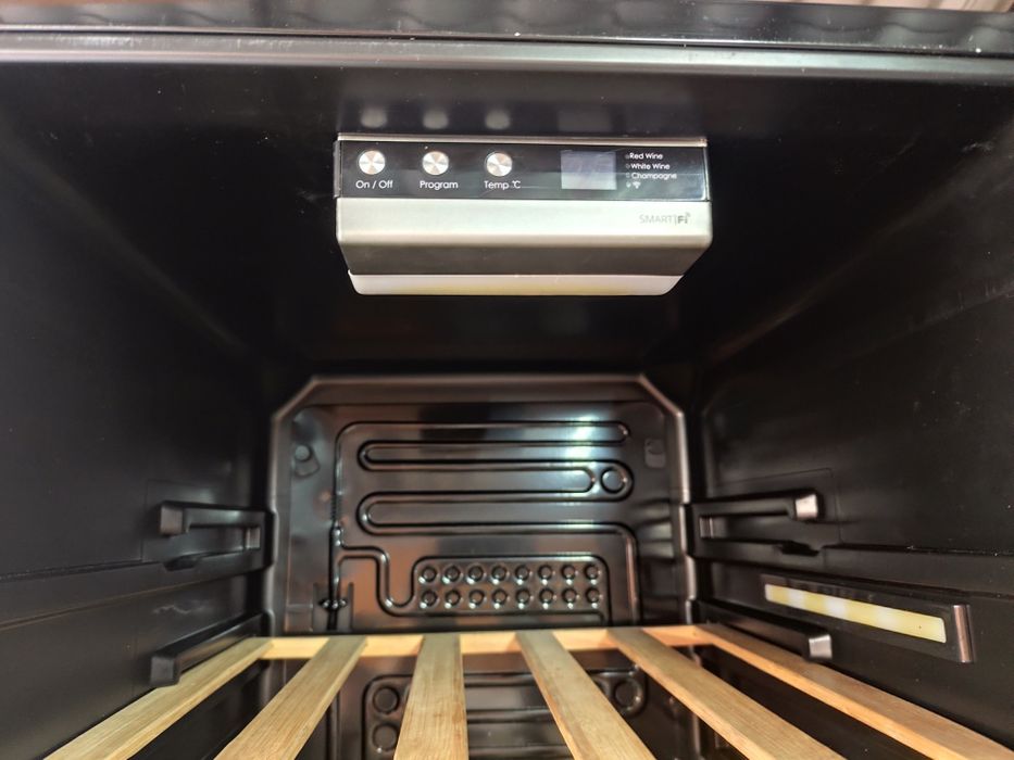 Vitrina frigorifica Candy (racitor de vinuri, bauturi)