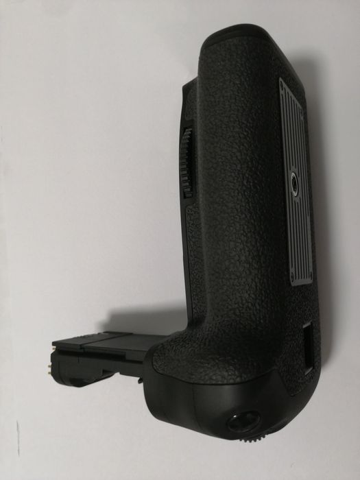 Батарейный блок Canon BG-E9