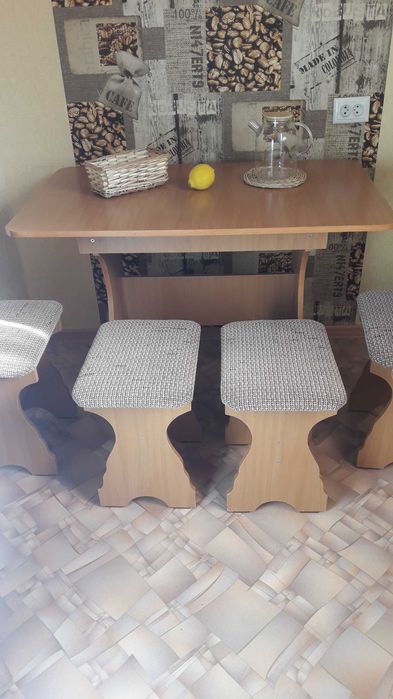 кухонный стол с табуретками