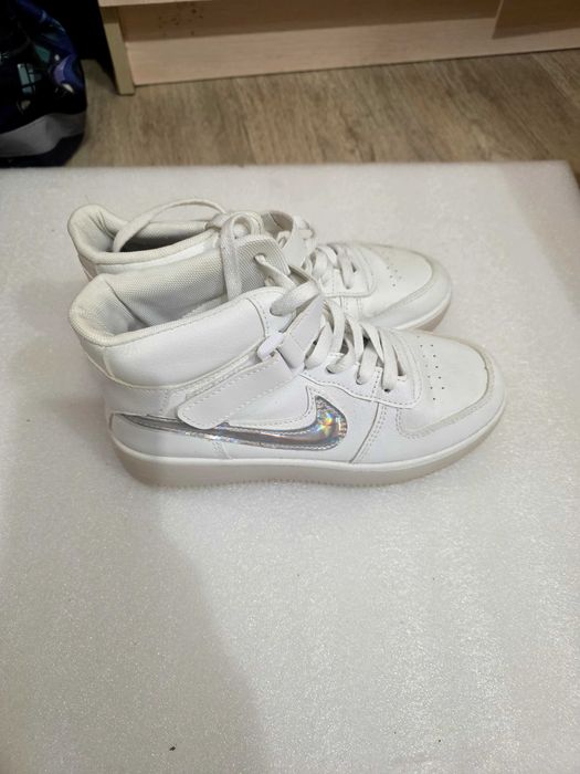 Кроссовки для девушек р. 37