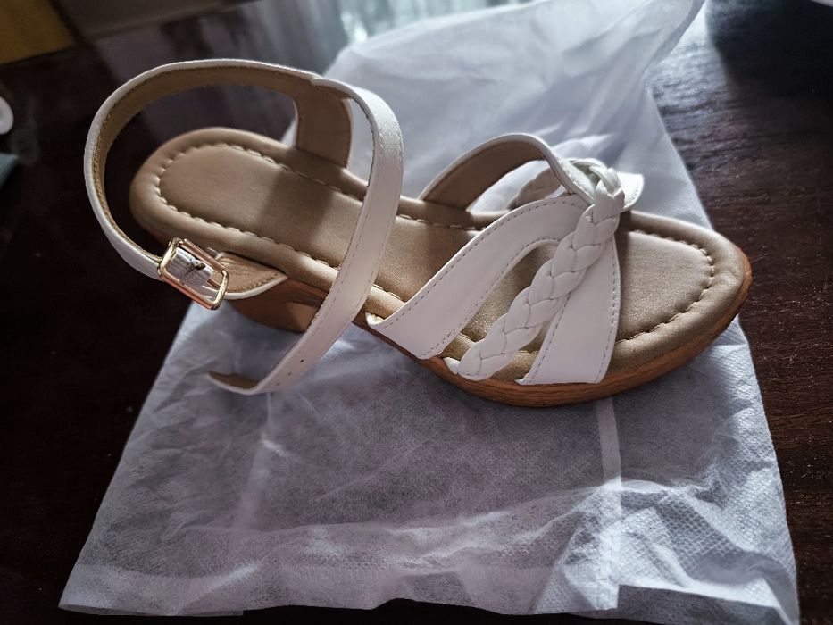 Vând sandale noi temo