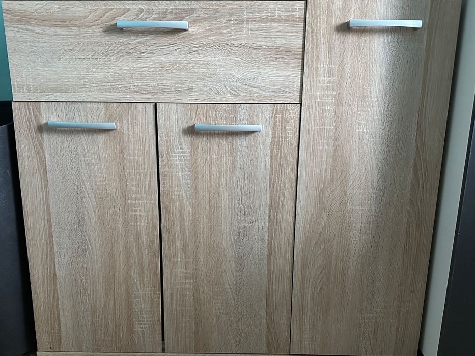 Dulap cu rafturi de lemn