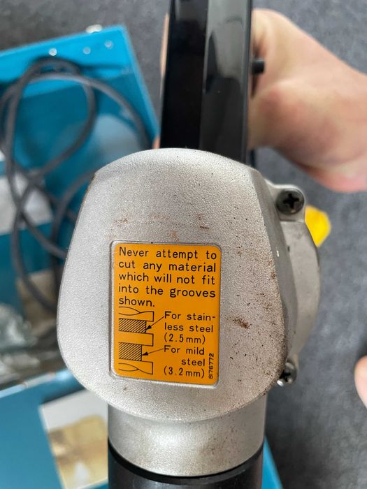 MAKITA JN3200 РЕЗАЧКА за стомана и алуминии с вграден дебеломер 3.2мм