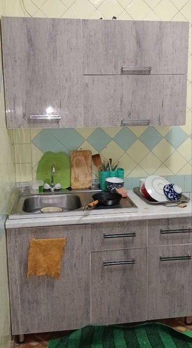 Детская кроватка, кухонный шкаф