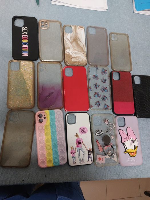 Huse spate Iphone 11 simplu și noi și folosite , unele chiar scumpe