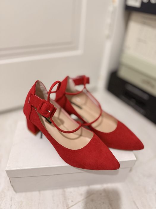 Өте әдемі босоножки