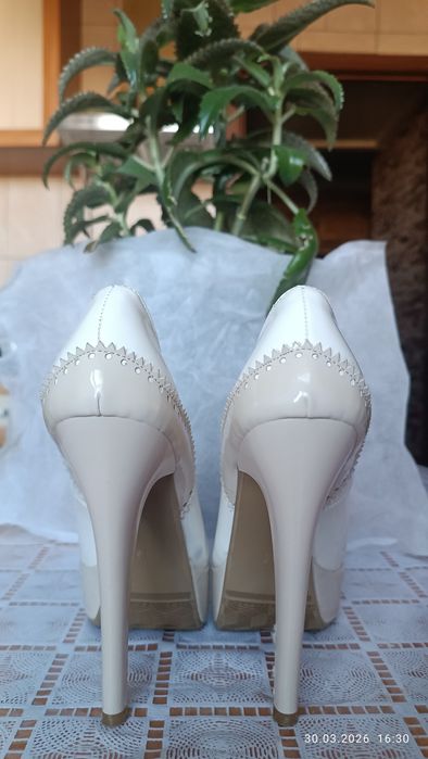 Продам белые нарядные туфли