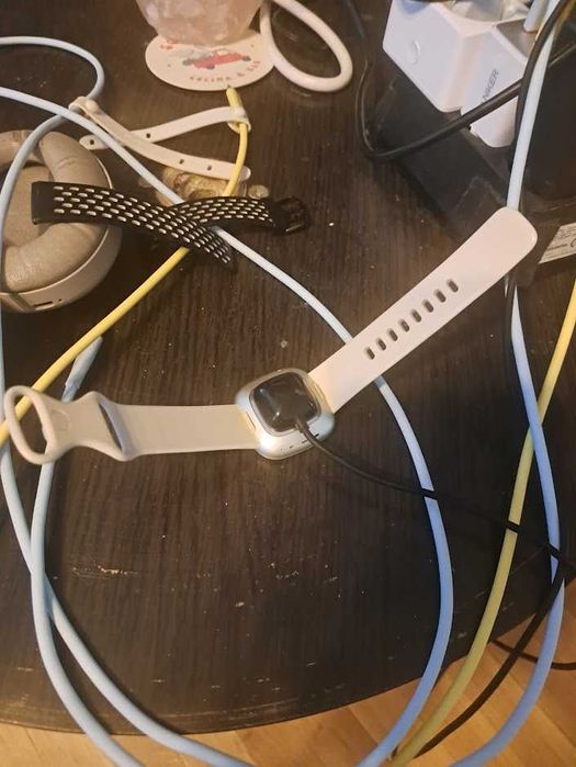 Fitbit Sense Lunar White Soft Gold