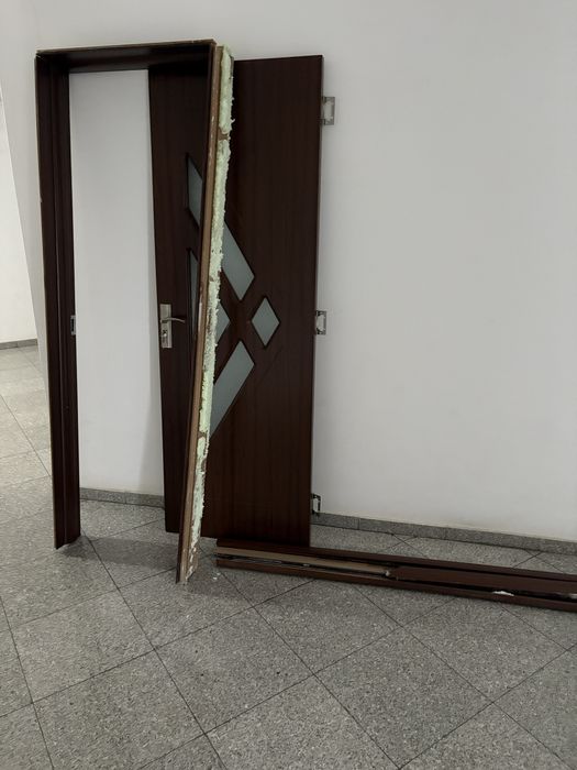 Vand 4 usi de aparttament