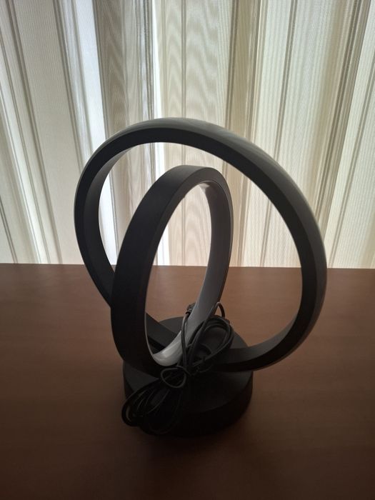 Led Лампа с интересен дизайн и три функции на светлината