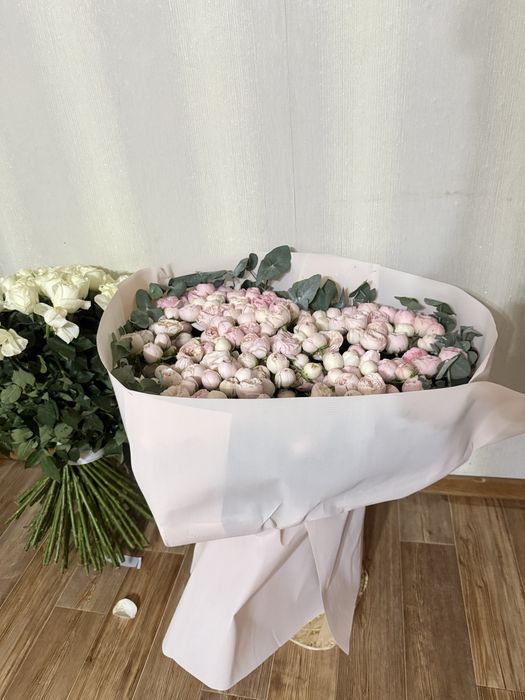 Цветы свежие, красиво оформлено