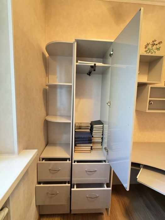 Продам рабочий уголок в идеальном состоянии.