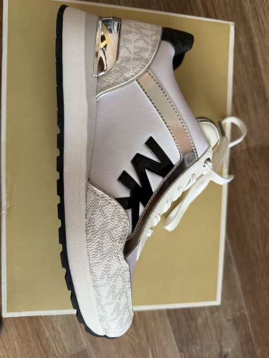 Продам кроссовки Michael Kors